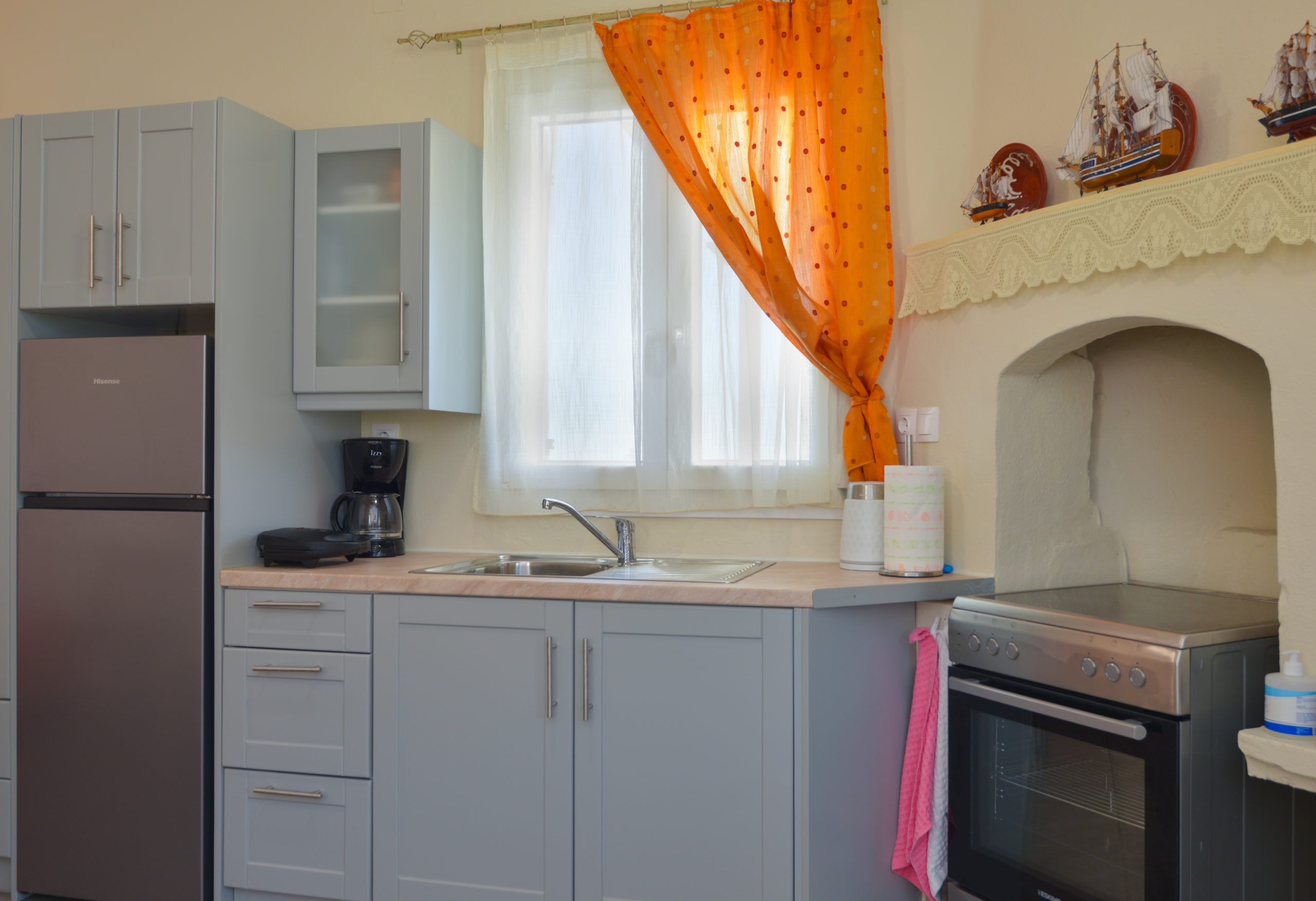 Πληρως εξοπλισμενη κουζινα